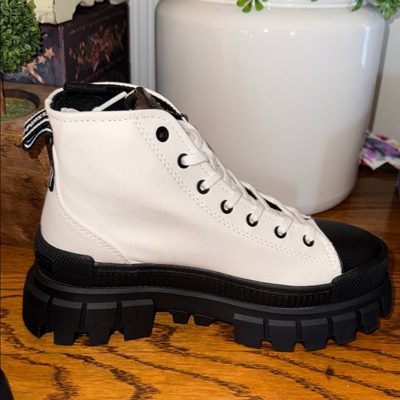 Palladium REVOLT STAR WHITE High-Top Lace-Up Boots with Black Toe Size 6 NIB - Picture 6 of 11